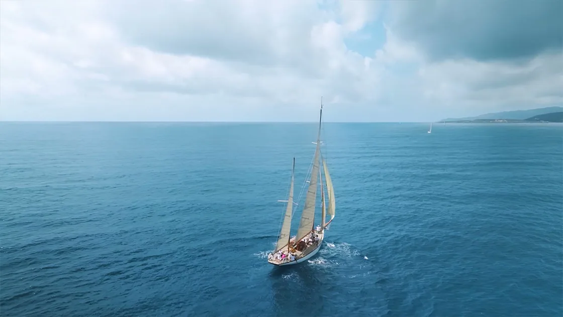 Le voilier centenaire WIKI 1920 quitte le Yacht Club de Monaco pour la Wiki's Centennial Expedition de Help Save The Med